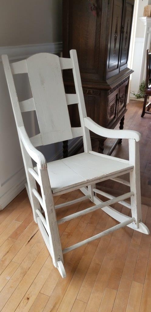 Chaise berçante antique blanche