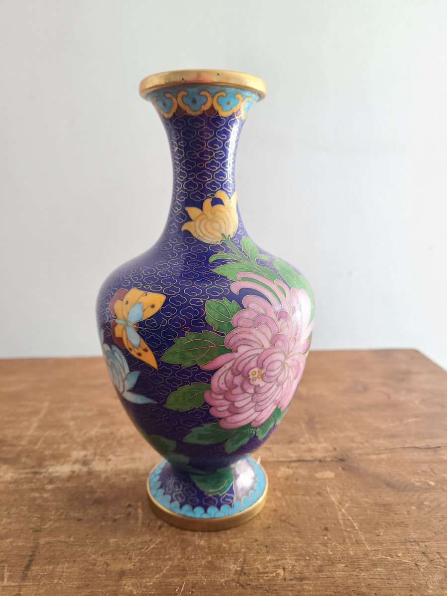 Superbe vase bleu style Majolica fleur rose et rebord en or en superbe condition