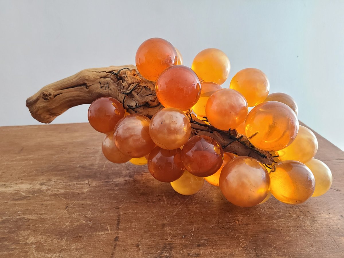 Imposante grappe de raisin vintage en verre orange sur branche de bois