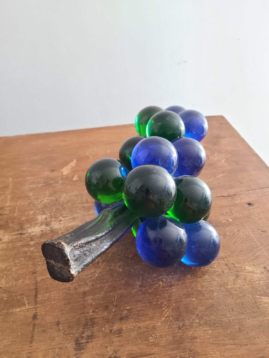 Grappe de raisin vintage en verre bleu et vert sur bois