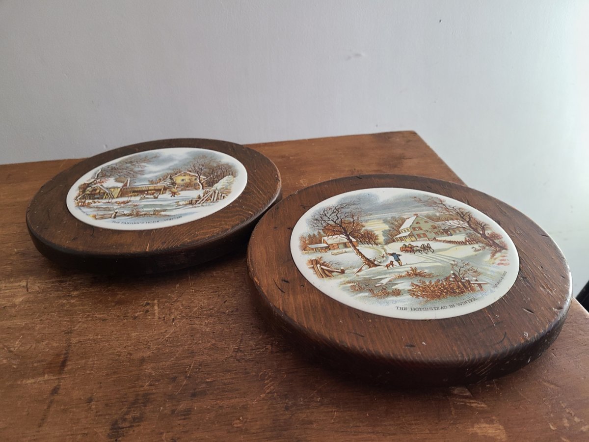 ensemble de 2 assiettes sur plaque de bois currier and ives the farmers home winter