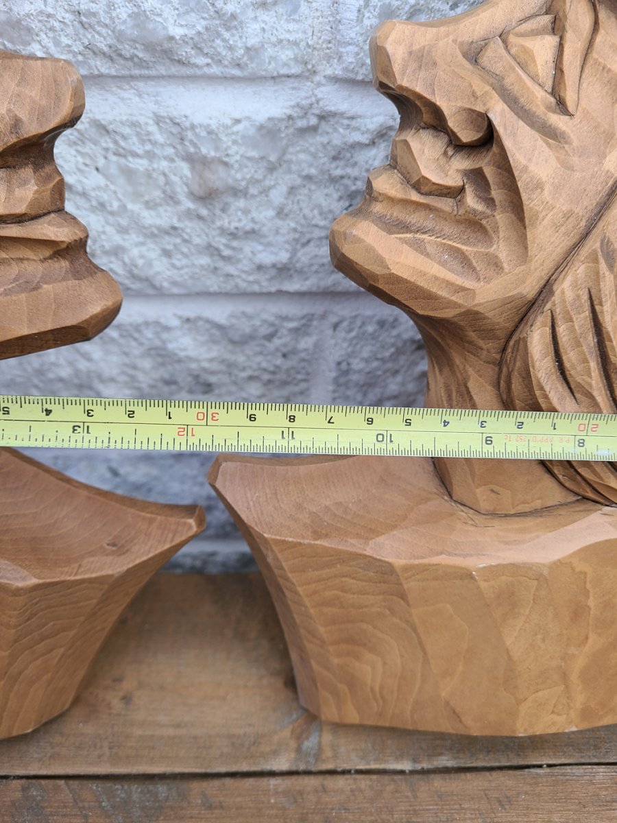 Deux sculptures sur bois ensemble d'homme et femme avec chapeau de M Avoine7