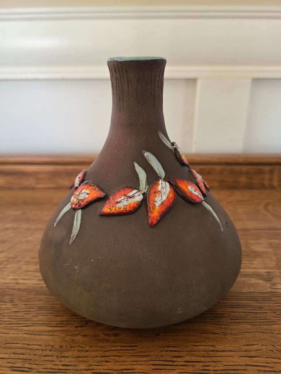Vase à fleur couleur terre et fleurs rouges collées et lustrées2