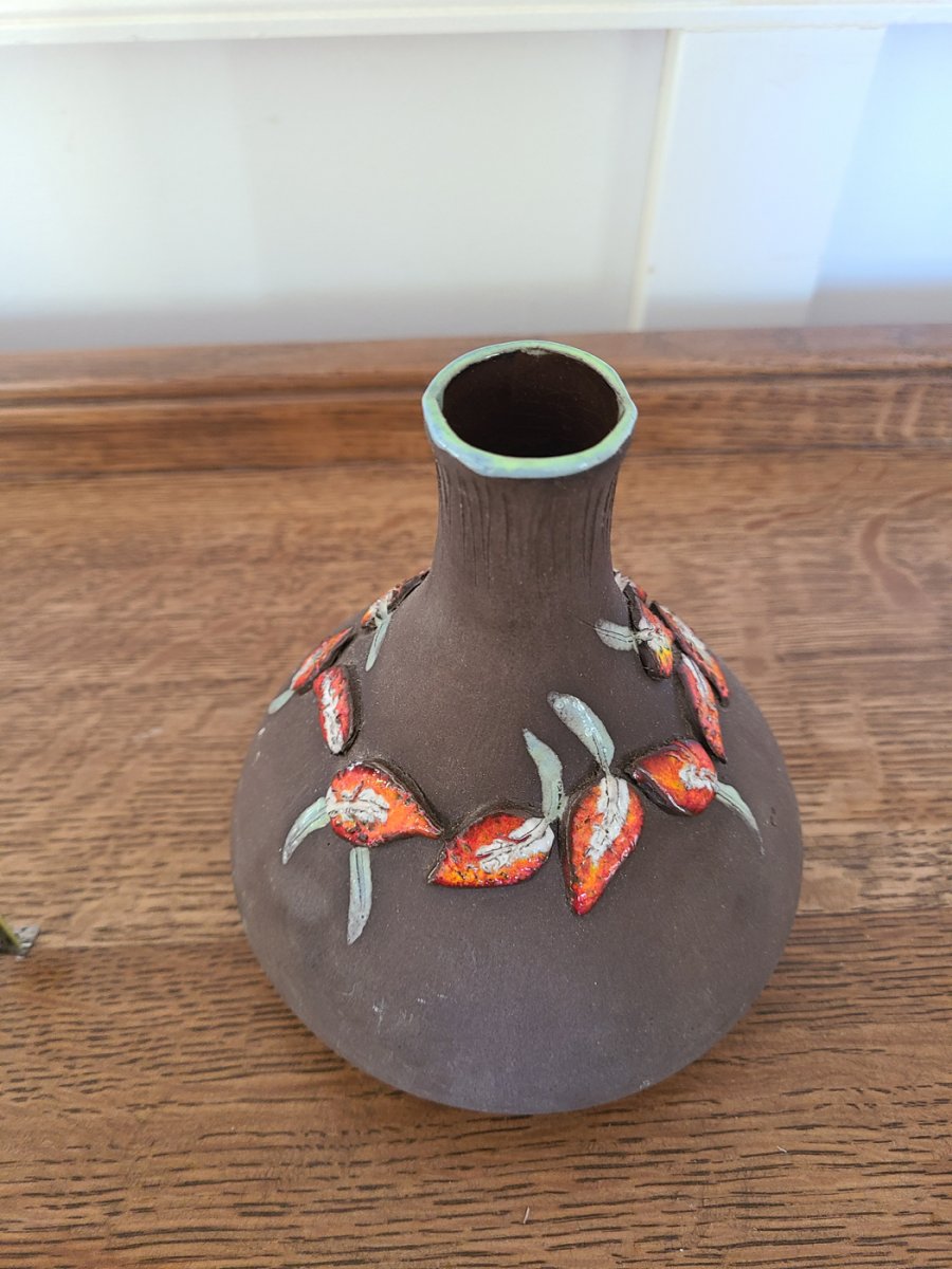 Vase à fleur couleur terre et fleurs rouges collées et lustrées3