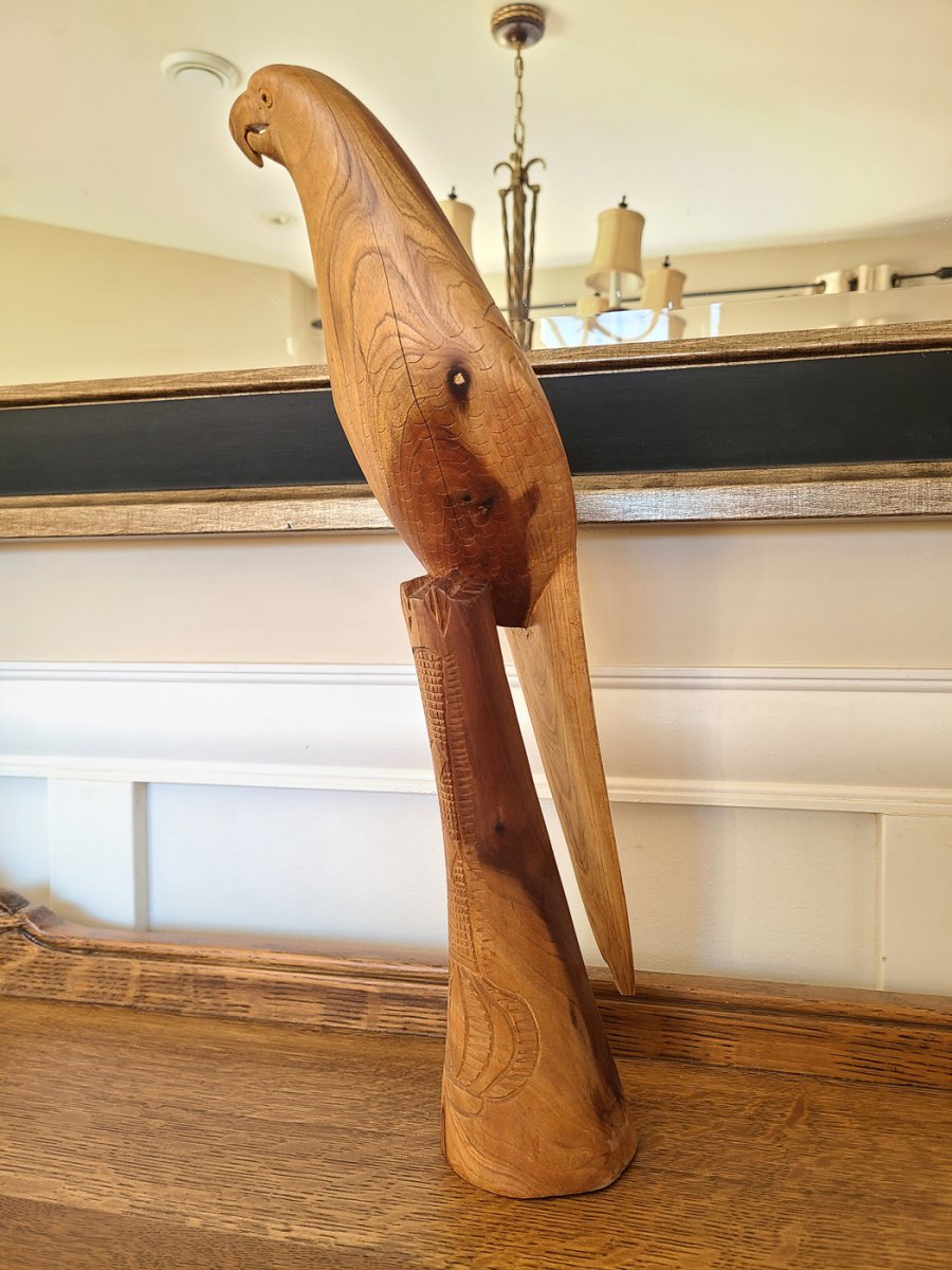Sculpture de bois d'oiseau sur branche