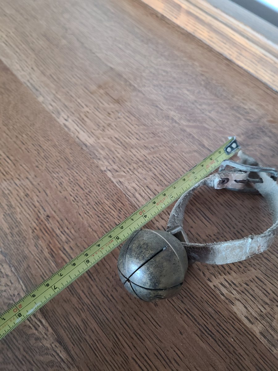 Cloche à traineau vintage en laiton avec son collier en cuir et métal3