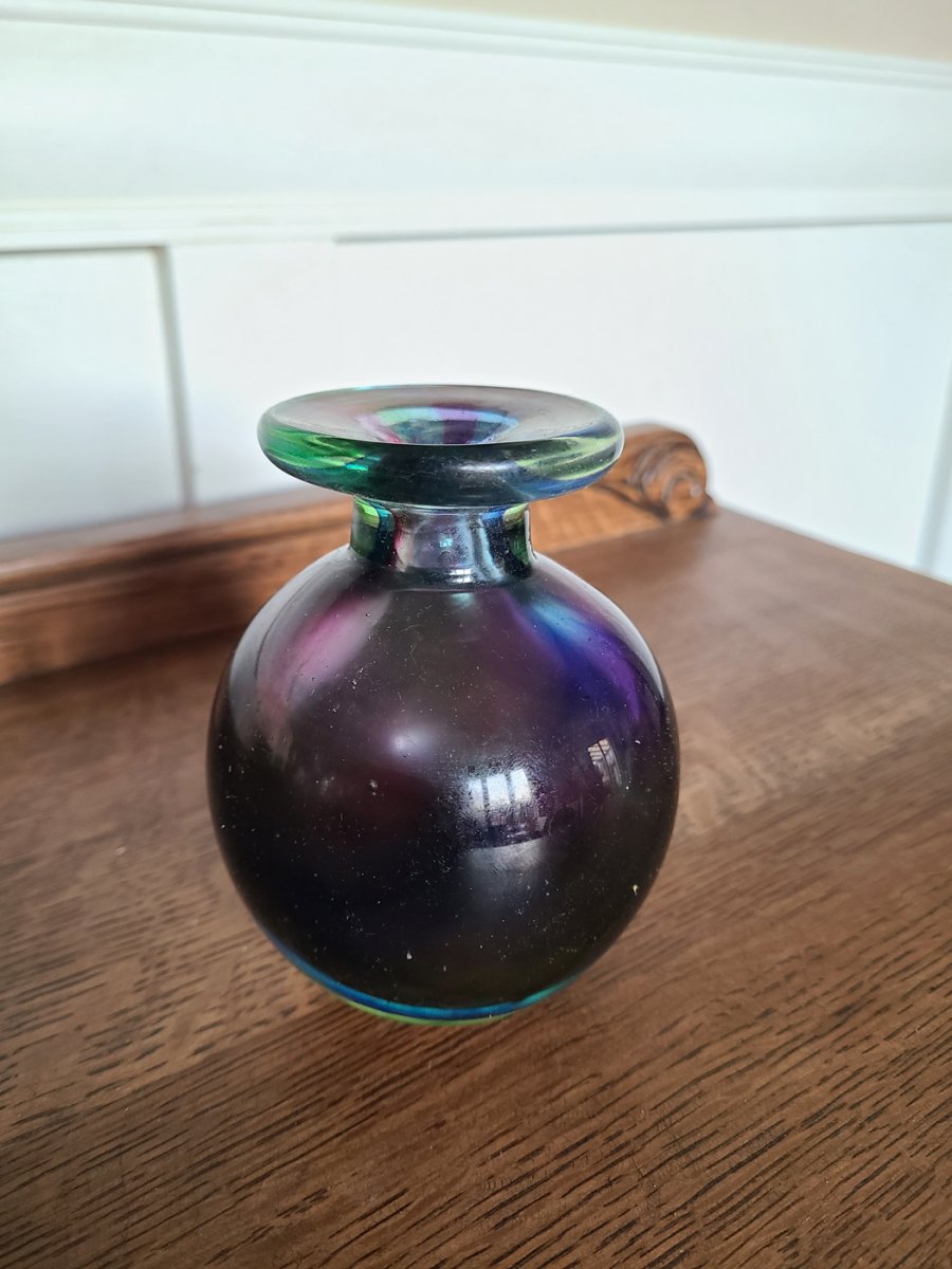 Vase à fleur iridescent en verre mauve rond