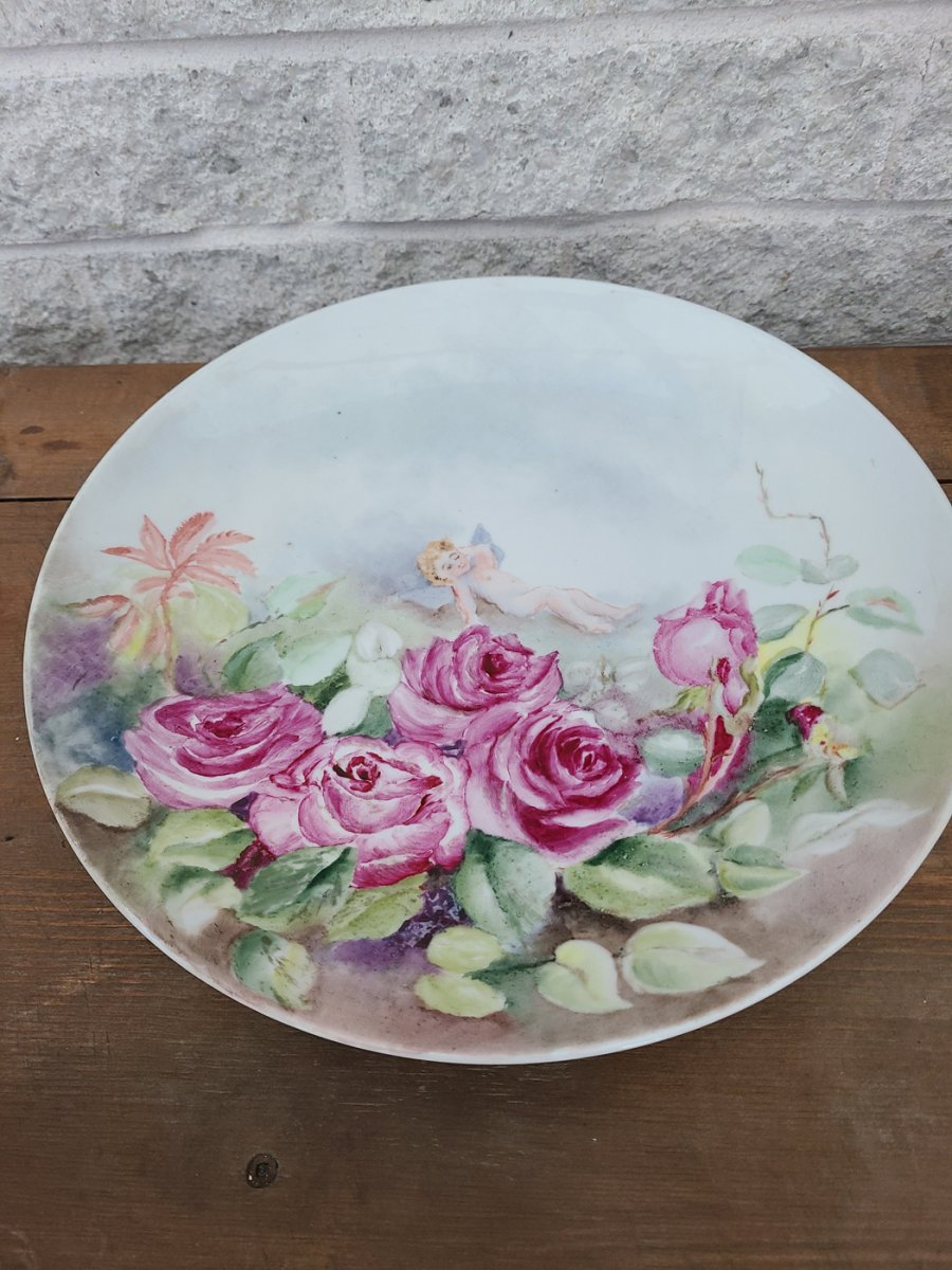 Assiette de mur en porcelaine fleurs roses et enfant