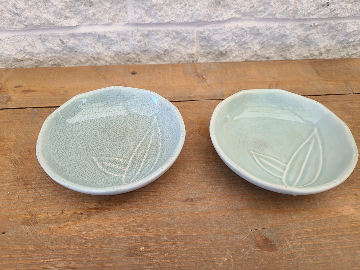 Deux petits bols évasés turquoises en porcelaine motif de légère feuilles