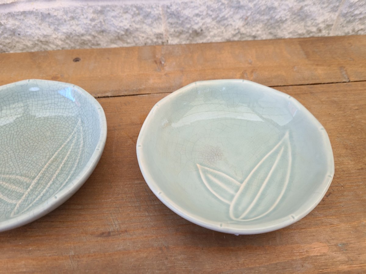 Deux petits bols évasés turquoises en porcelaine motif de légère feuilles3