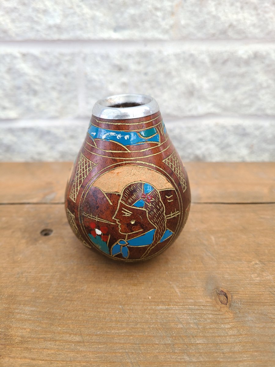 Superbe petit vase vintage en bois peint et gravé à la main rebord métallique2