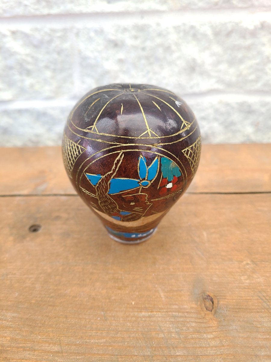 Superbe petit vase vintage en bois peint et gravé à la main rebord métallique4