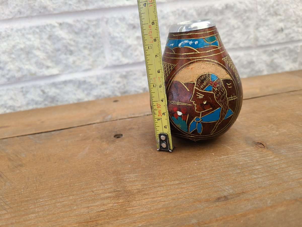 Superbe petit vase vintage en bois peint et gravé à la main rebord métallique5