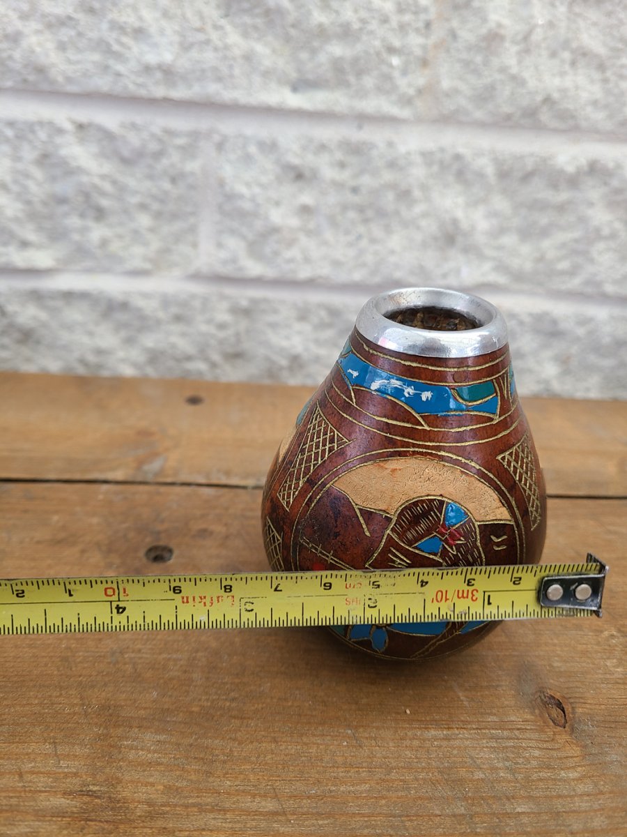 Superbe petit vase vintage en bois peint et gravé à la main rebord métallique6