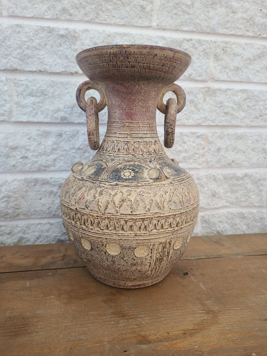 Magnifique vase en grès comprenant 2 poignées gravures détaillées