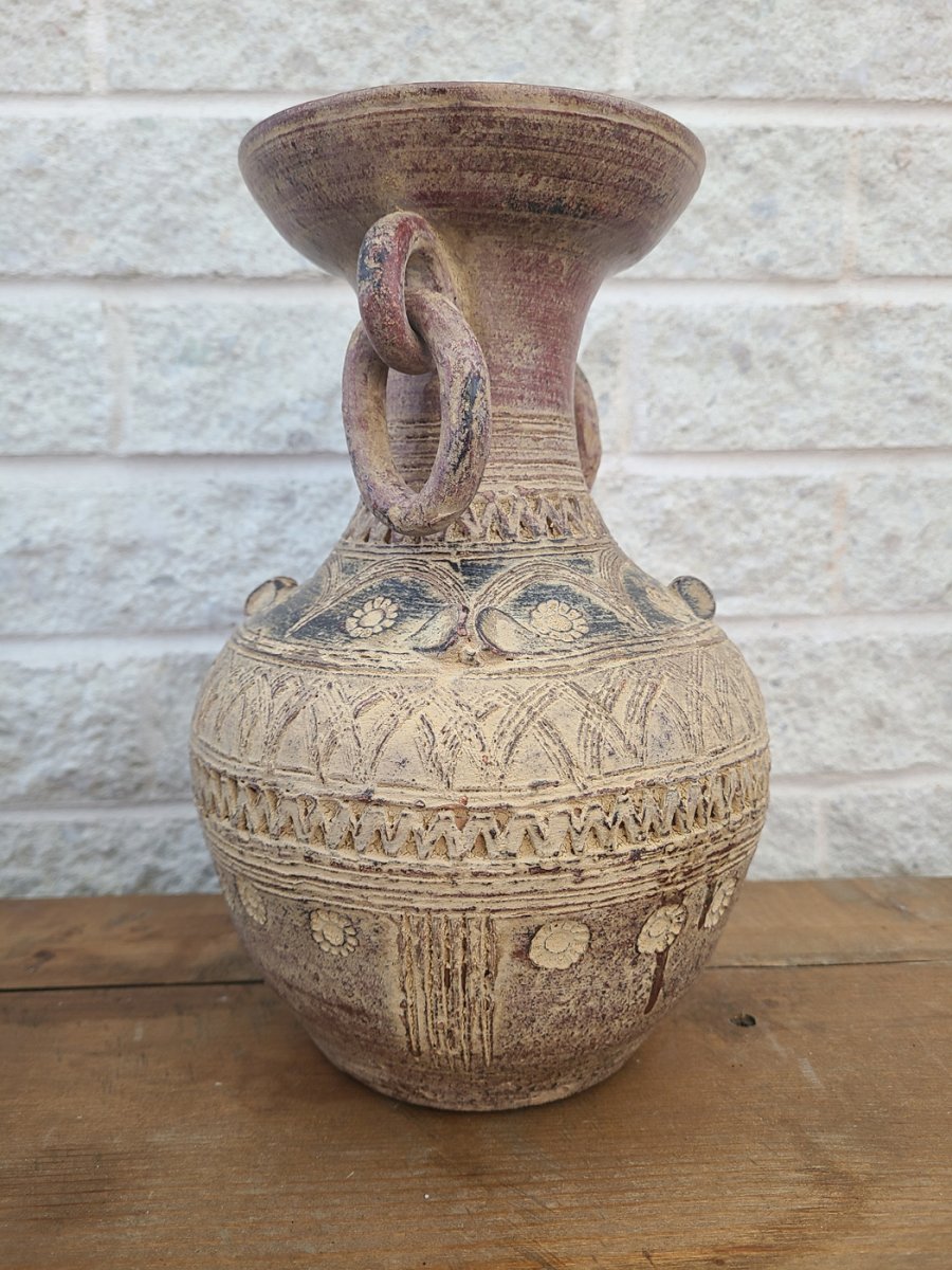 Magnifique vase en grès comprenant 2 poignées gravures détaillées3