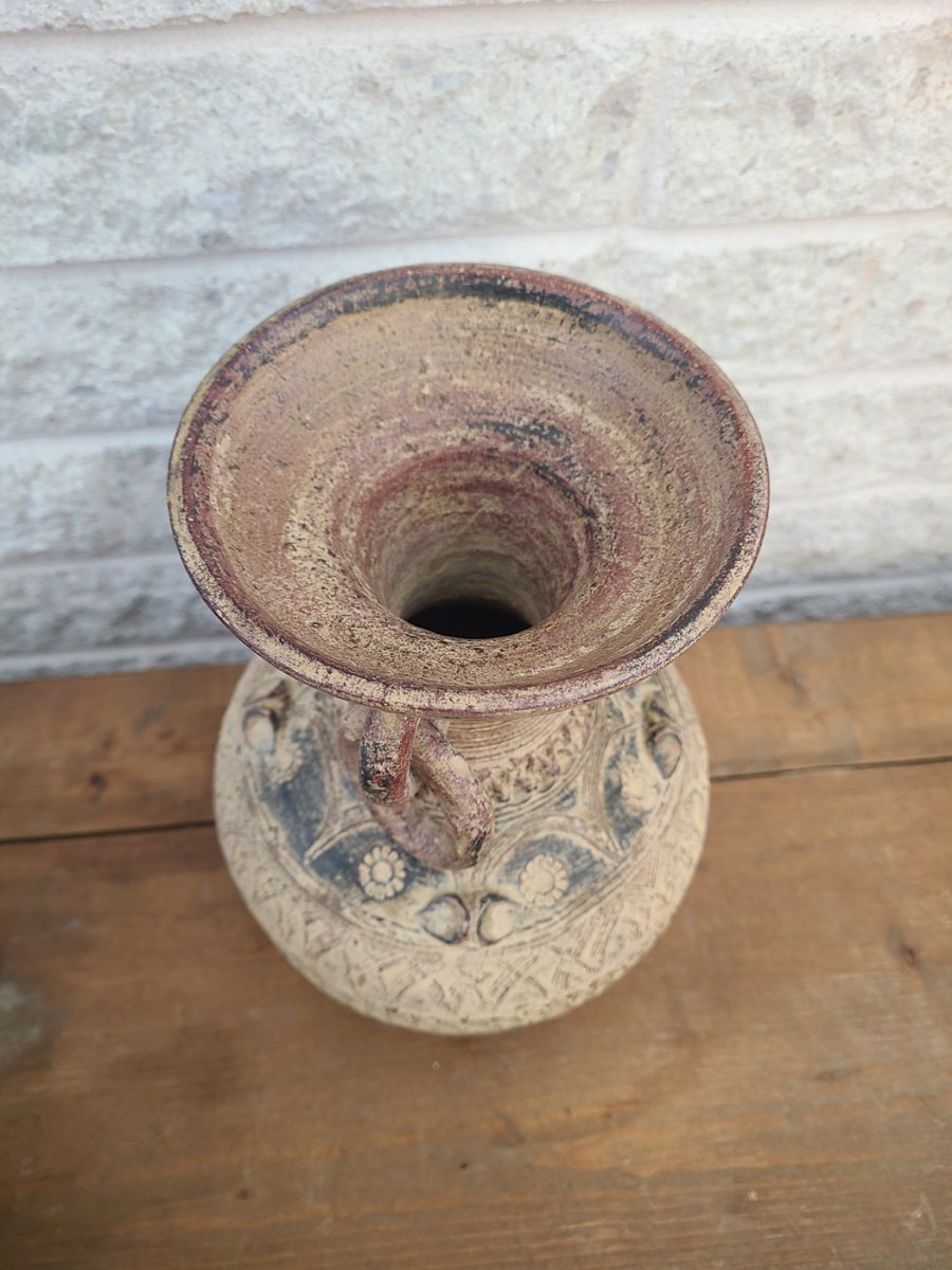 Magnifique vase en grès comprenant 2 poignées gravures détaillées4