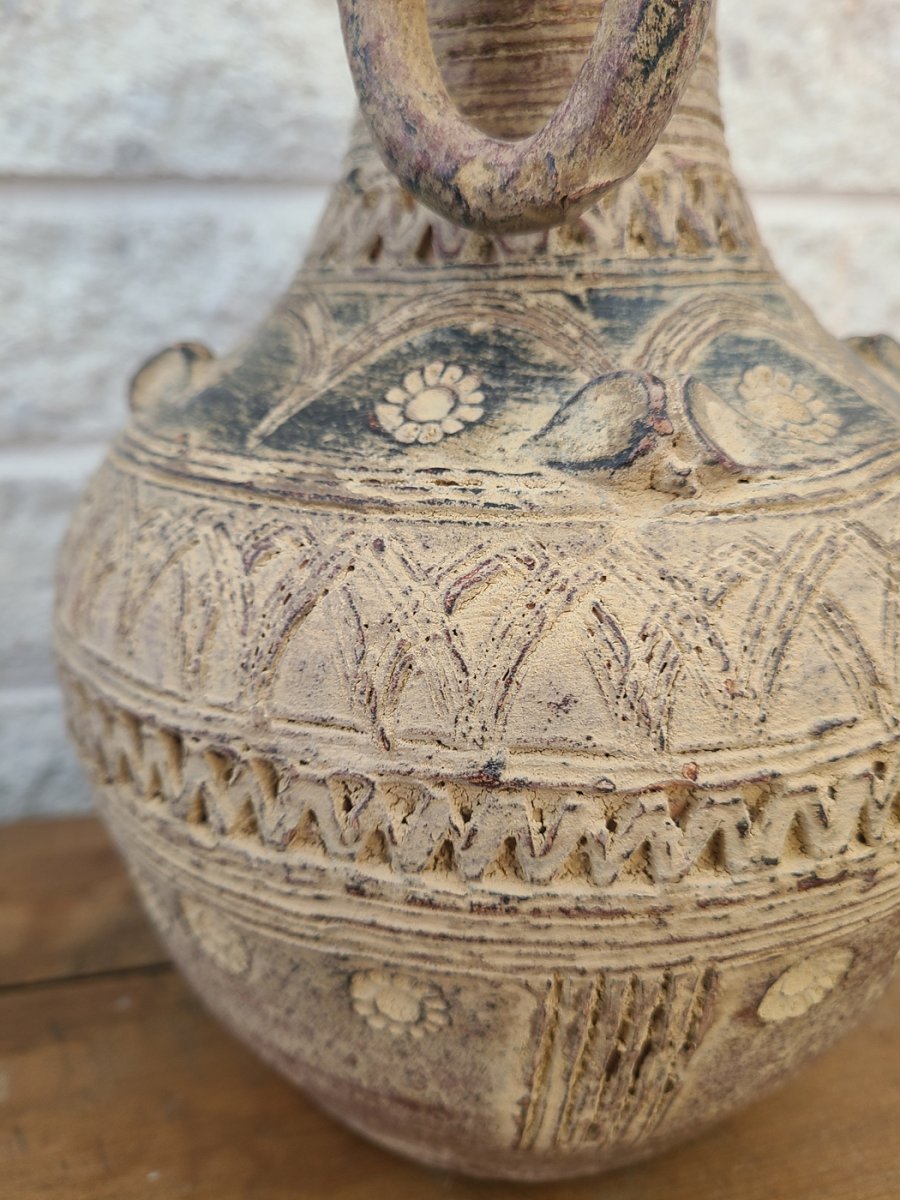 Magnifique vase en grès comprenant 2 poignées gravures détaillées7
