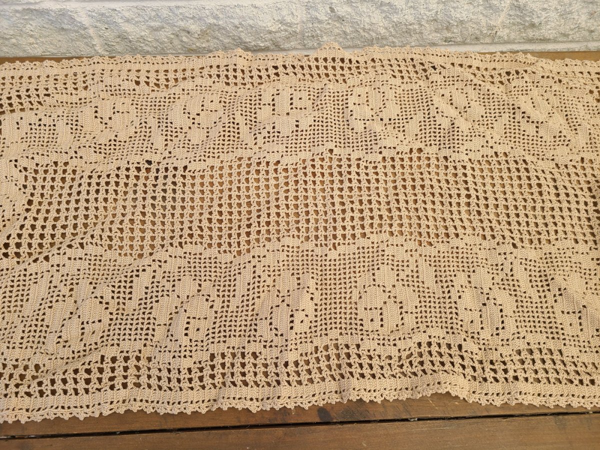 Centre de table vintage beige en crochet beaux motifs de 30 x 222