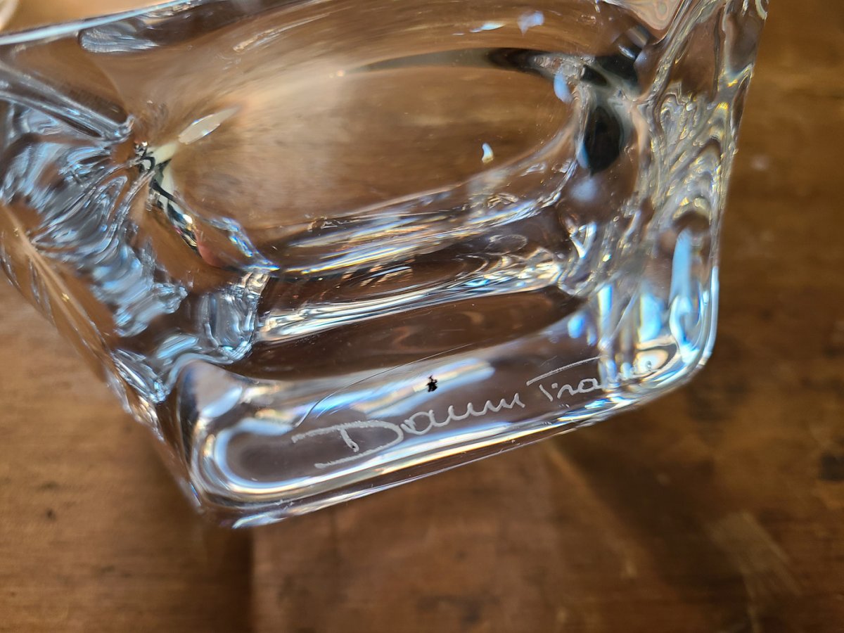 Plat style cendrier transparent en verre comprenant signature3
