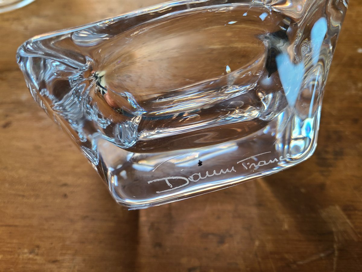 Plat style cendrier transparent en verre comprenant signature4