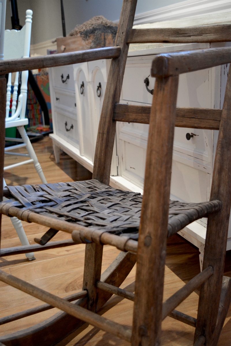 Chaise berçante antique en bois3