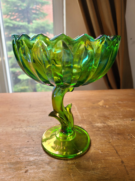 Superbe vase sur pied verre carnaval vert dentelé et représentant une fleur entière
