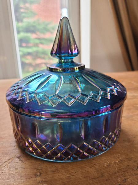 Pot avec couvercle pointu formes triangulaires verre carnaval bleu reflet violet superbes textures