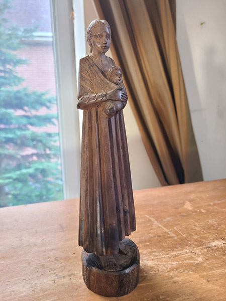 Sculpture de bois Femme sage portant enfant en robe belle patine