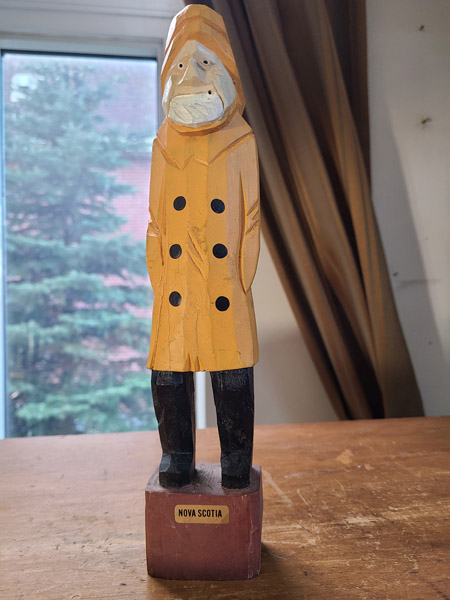 Sculpture de bois pêcheur manteau de pluie jaune