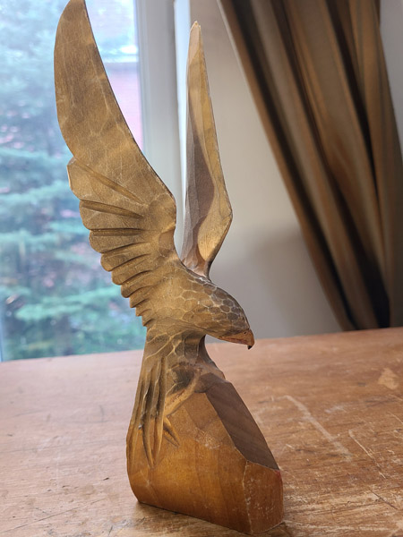 Sculpture de bois aigle sur roche longues ailes