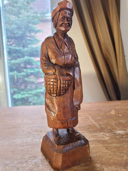 Sculpture femme âgée avec panier signé par Paul-Émile Caron Québec