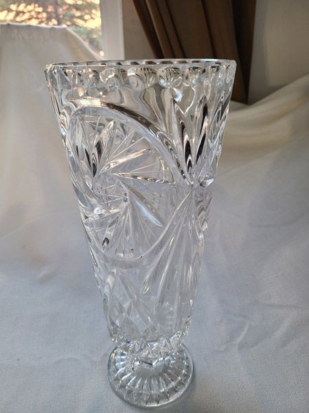 Grand vase allongé Pinwheel en cristal sur pied