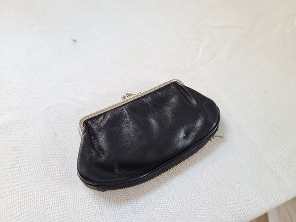 Petit portefeuille vintage noir élégant avec zip et ouverture doré