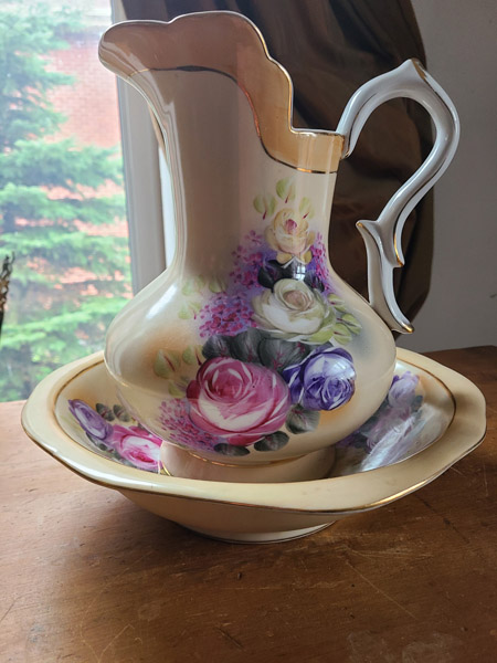 pichet et pot de fleurs roses kitch 