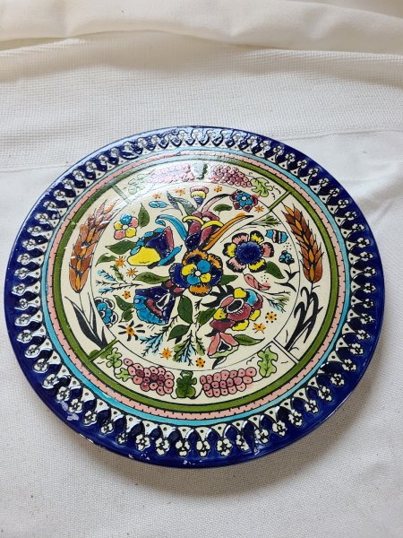 Assiette peinte à la main motifs de fleurs en multiples couleurs principalement bleu