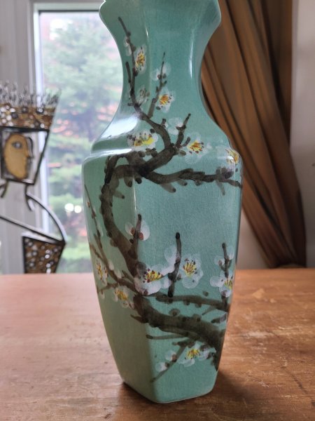 vase vintage vert avec fleurs blanches peint à la main
