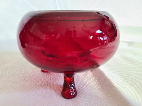petit bol en verre ruby sur 3 pieds