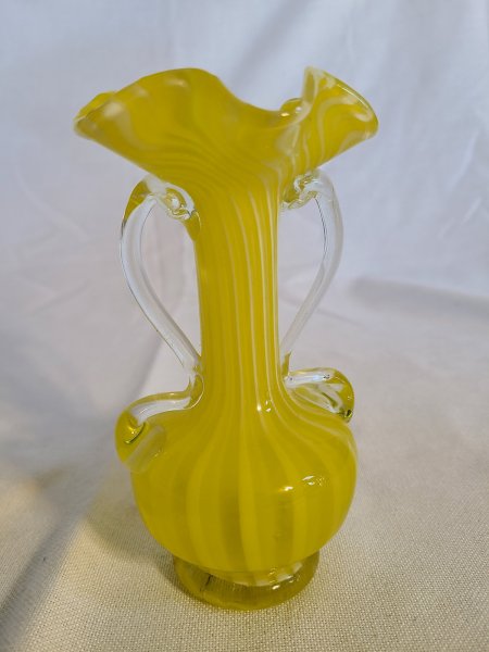 vase en verre souffle jaune et poignées transparentes