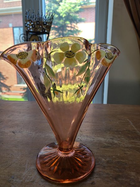 vase rose pale voir ambré fleurs jaunes