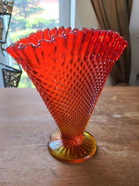 vase rouge base jaune verre