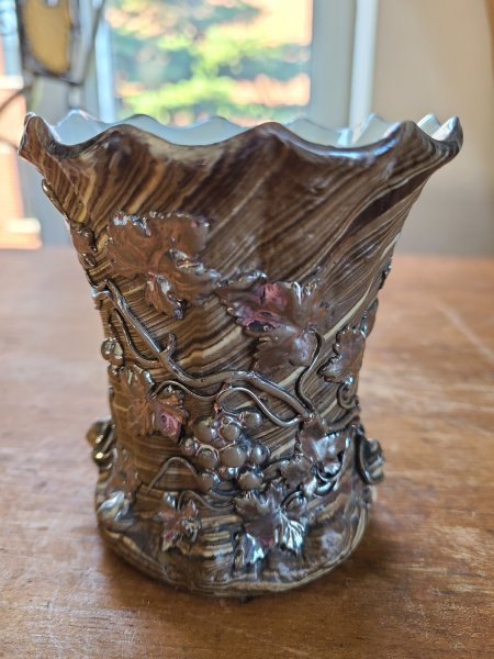 vase brun gris motif grappe raisin numéro 304 (possiblement Peck Spofford)
