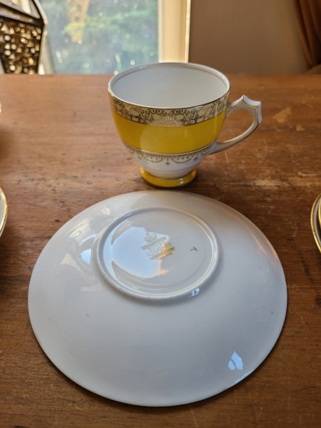 tasse jaune et or royal standard bone china