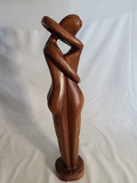 Sculpture vintage en bois caresse à nue
