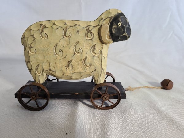 Mouton en bois beige et noir sur roue