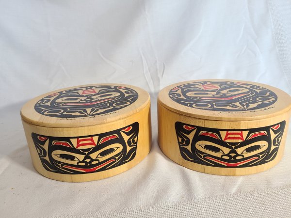Ensemble de 2 boîtes à objets tribale haïda indigène  en bois ronde noir et rouge avec couvercle superbe état