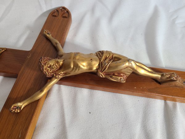 Grand crucifix de Jésus Inri métal sur bois sculpté