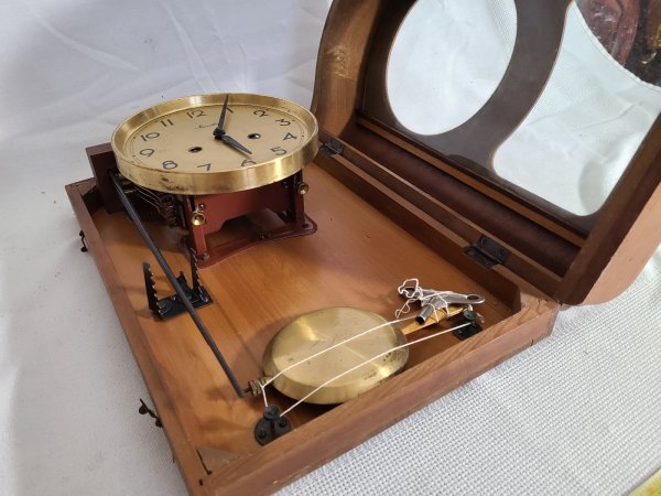 Horloge à pendule en bois vintage mid-century