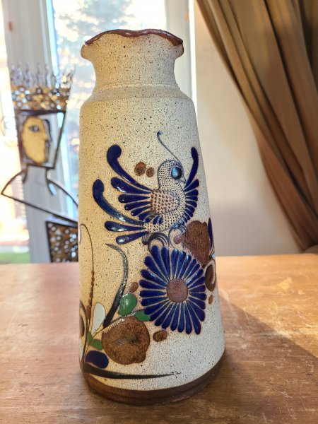 vase avec oiseau bleu signé