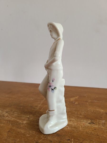 capodimonte figurine blanche personnage chapeau fleur rose